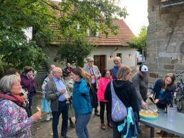 Weinprobe im Hinterhof des Weingutes Schick