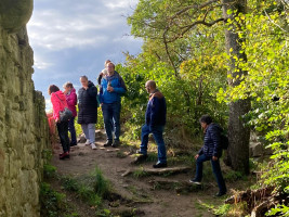 An der Ruine entlang