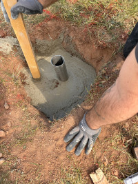 Trotz Erdbohrer (sehr harter Boden) hatten die Fundamente es in sich